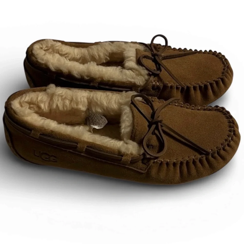 Ugg kids Dakota slippers sheepskin fur lined chestnut suede moccasin size 4 EUC
